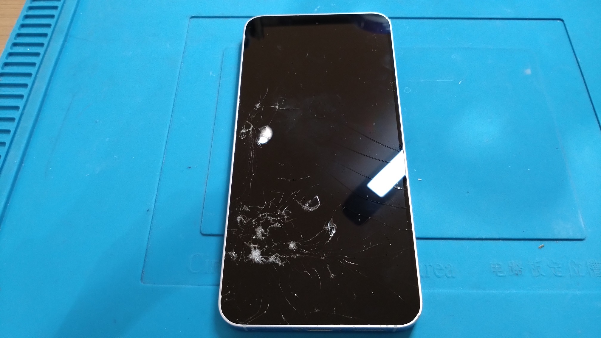 画面全体が割れてしまったAQUOSsense6(アクオス)のフロントパネル修理をご依頼頂きました!